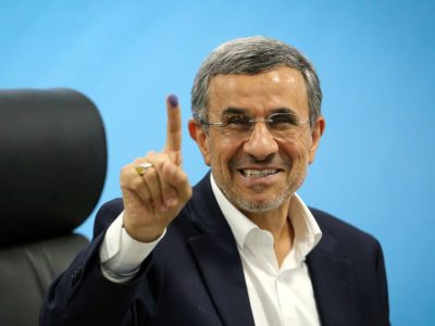 احمدی‌نژاد چرا دست زن نامحرم را می‌گیرد؟ + فیلم